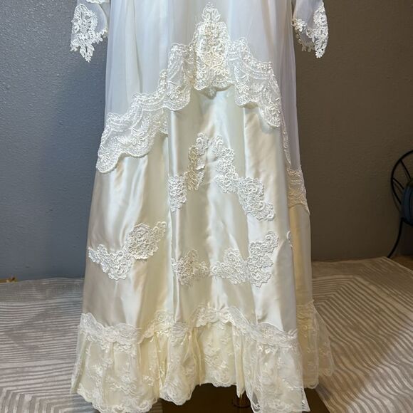 Vintage Alfred Angelo ivory lace wedding dress with veil. No size tags. - Picture 5 of 17